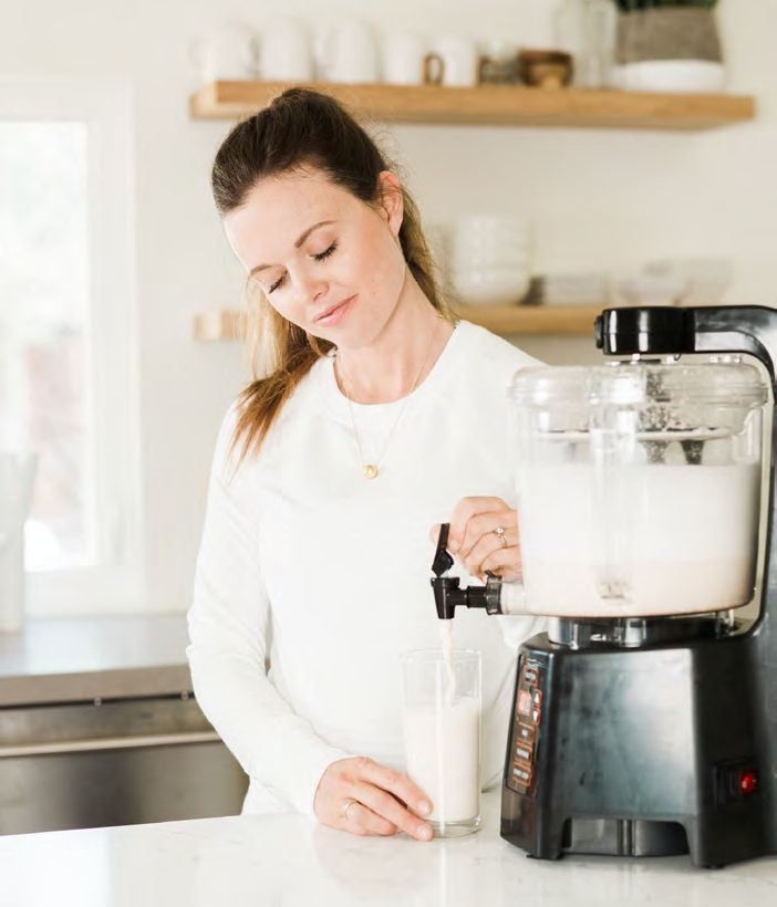 Příprava zdravého rostlinného mléka v Nutramilku Výrobník Nutramilk pro přípravu rostlinného mléka a másla