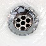 Odpływy bez zatykania: jak skutecznie czyścić prysznic w domu
